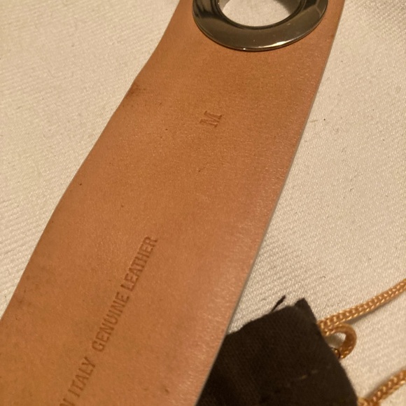 Tod’s beautiful leather belt with grommets . White rare and luxury - Picture 7 of 11